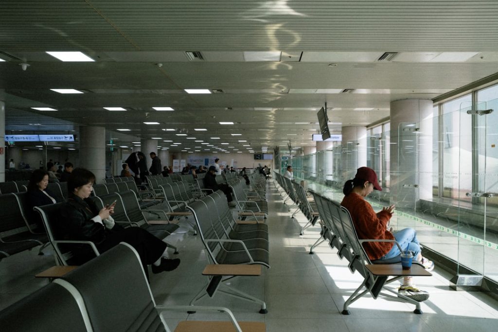 Photo airport smartphone traveler